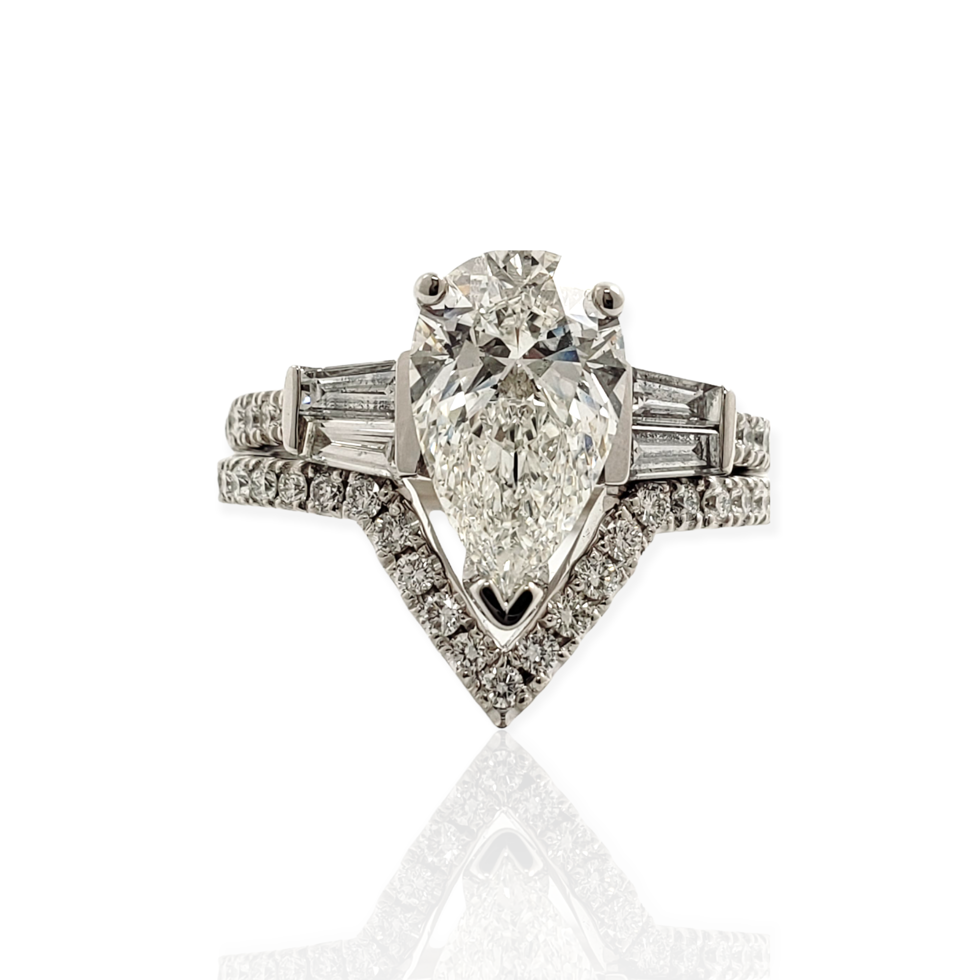 Pear Shape with Round and Baguette Side Diamonds